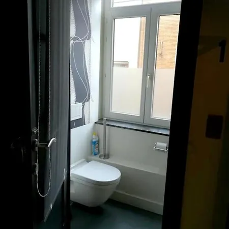 Studio In With Wonderful City View Enclosed Garden And Wifi Apartmán Lutych